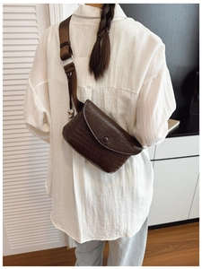 Vue détaillée du sac de poitrine tissé café foncé avec bandoulière sur chemise