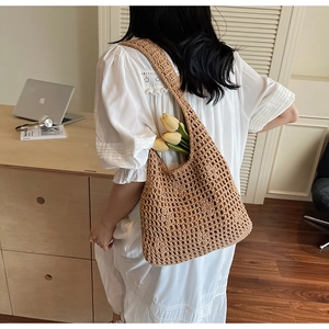 Détail du sac à bandoulière en tricot évidé avec tulipes jaunes et robe blanche