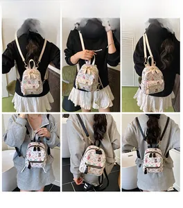 Détails d'un sac à dos mignon avec motifs de dessin animé porté à l'épaule ou à la main