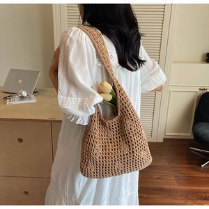 Détail du sac à bandoulière en crochet ajouré avec texture tissée et grande capacité de rangement