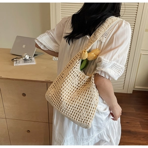 Détail du sac cabas en crochet blanc crème montrant la texture tressée ajourée