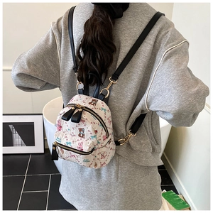 Vue détaillée du dos d'un mini sac à dos avec motifs ours et lapin porté par un mannequin