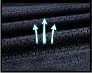 Vista macro del tessuto a rete traspirante nero con frecce di ventilazione per gilet uomo