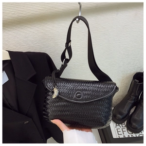 Détail du sac à bandoulière tressé noir avec breloque lune en argent et sangle