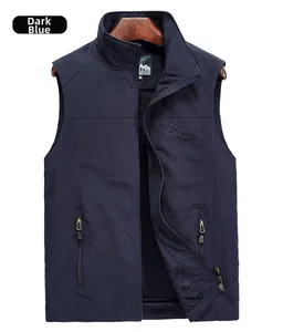 Dettaglio del gilet outdoor blu scuro con tasche a zip e fodera in rete traspirante