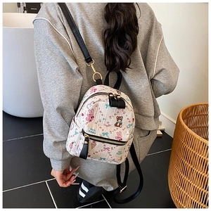 Détail d'un sac à dos avec motifs de lapin et d'ours mignons et ferrures dorées