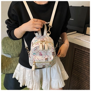 Vue latérale du mini sac à dos blanc matelassé avec motifs d'animaux lapin et ours mignons