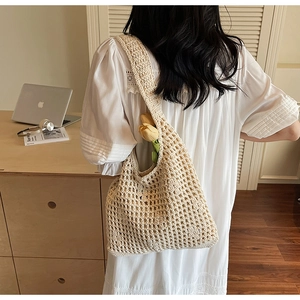 Détail du sac fourre-tout tissé beige crème avec maille évidée et bandoulière