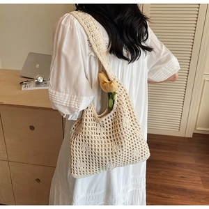 Détail du sac cabas au crochet avec motif en maille ajourée et bandoulière souple en coton