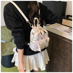 Détails du mini sac à dos crème avec motifs oursons mignons et fermetures éclair dorées