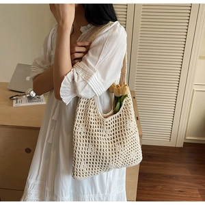 Détail du sac fourre-tout tissé ajouré crème avec texture de crochet complexe et anse