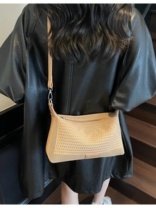 Borsa a spalla in maglia beige con ganci in metallo per uno stile estivo casual