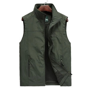 Gilet outdoor da uomo verde scuro con collo antivento e fodera in rete traspirante