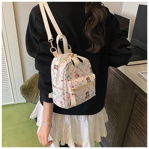 Vue arrière d'un mini sac à dos blanc avec des motifs d'animaux sur un mannequin