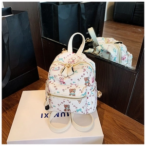 Détails d'imprimés dessins animés sur sac à dos en cuir PU grainé avec fermetures dorées