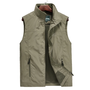 Gilet uomo outdoor verde oliva, asciugatura rapida con tasche e collo alto