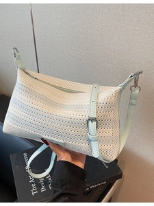 Borsa a spalla in maglia bianca e verde menta con fibbie in metallo regolabili