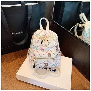 Détail d'un mini sac à dos blanc avec des motifs de dessins animés d'ours et de lapins en cuir PU