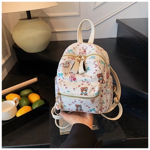 Vue détaillée du mini sac à dos avec motifs ours colorés et texture plissée