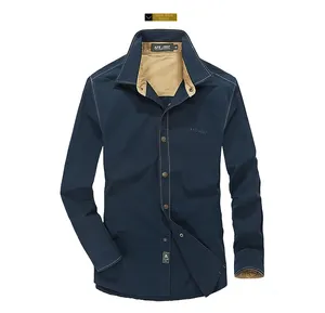 Dettaglio di camicia casual blu scuro con fodera del colletto kaki e ricamo sul petto