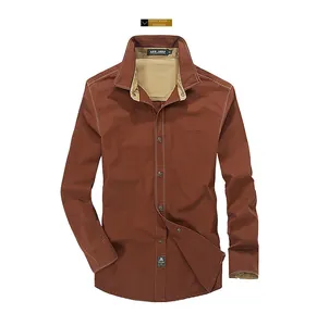 Dettaglio di camicia casual arancione a maniche lunghe con colletto a contrasto e polsini abbottonati