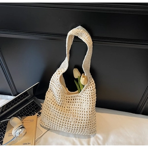 Gros plan détaillé du tissage au crochet crème et de la doublure d'un sac cabas