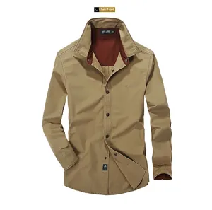 Dettaglio di camicia casual kaki a maniche lunghe con colletto a contrasto e ricamo