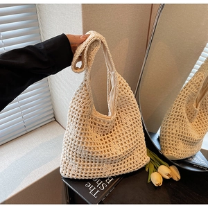 Détail d'un sac à bandoulière tissé crème minimaliste avec une doublure intérieure souple