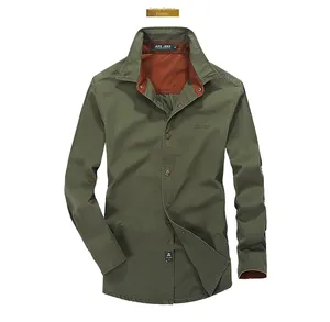 Dettaglio camicia casual uomo verde militare con colletto e finiture interne rosse
