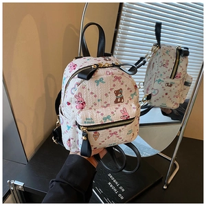 Détail du mini sac à dos gaufré avec imprimés de dessins animés et zips dorés