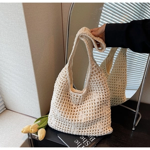 Détail d'un sac fourre-tout tissé ajouré avec doublure douce et texture en maille crème