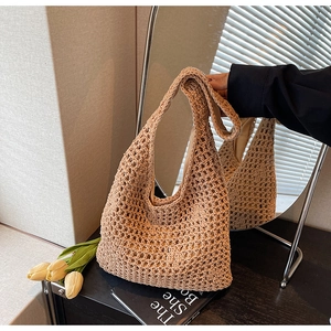 Détail de la texture en maille tissée et de la doublure sur un sac cabas d'été