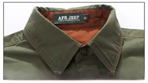 Dettaglio del colletto della camicia casual verde militare con fodera arancione e logo