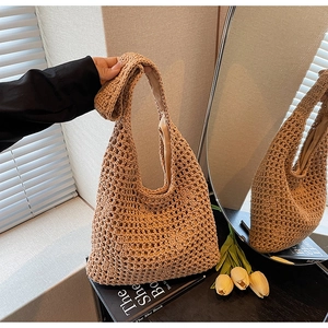 Détails du motif de tissage au crochet ajouré et de la doublure marron clair du sac fourre-tout