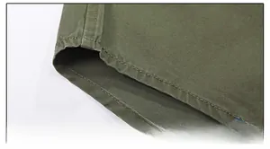 Dettaglio dell'orlo della camicia verde oliva con cuciture doppie di alta qualità