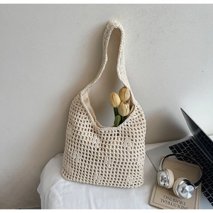 Gros plan détaillé d'un sac cabas au crochet ajouré montrant la maille et la doublure
