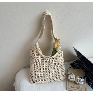 Détail du sac cabas en tricot ajouré blanc crème avec doublure et décor floral