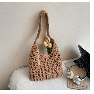 Détail du sac bandoulière tissé ajouré kaki avec fleurs et style hobo d'été