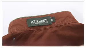 Dettaglio del colletto di una camicia casual con cuciture di precisione ed etichetta