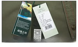 Dettaglio delle etichette con 100% cotone e info marca su camicia a maniche lunghe verde