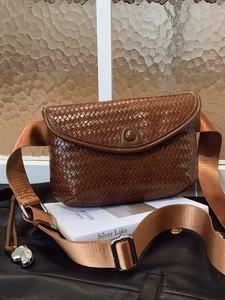 Sac Bandoulière Tissé pour Femmes Sac de Poitrine en Cuir PU Rétro Sac à Main Minimaliste Avec Bandoulière Réglable Mode