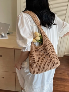 Sac cabas ajouré au crochet beige avec fleurs pour un style de plage estival chic