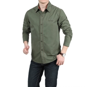 Camicia casual da uomo verde militare a maniche lunghe con fodera arancione e ricamo