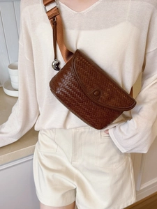 Sac bandoulière demi-lune tissé marron avec bandoulière réglable et breloque en cœur