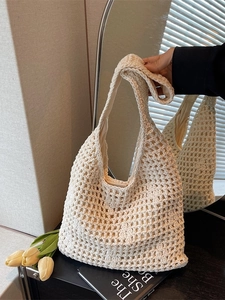 Sac fourre-tout beige au crochet ajouré avec doublure intérieure douce et épurée