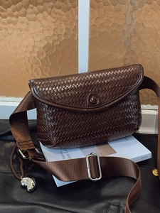 Sac à bandoulière tressé marron foncé avec pendentif coeur et sangle en nylon réglable
