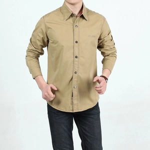 Camicia casual da uomo a maniche lunghe kaki con colletto button-down e ricamo sul petto
