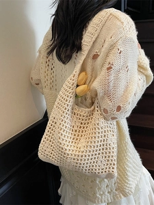 Sac hobo chic en maille crème pour femme idéal pour la plage et le style quotidien