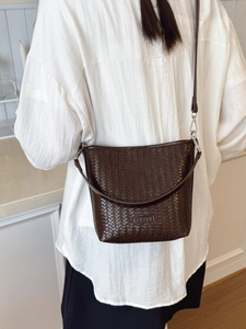 Sac seau minimaliste en cuir tressé marron foncé pour femme avec bandoulière réglable