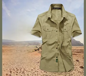 Détail d'une chemise cargo kaki à manches courtes en coton avec col rigide